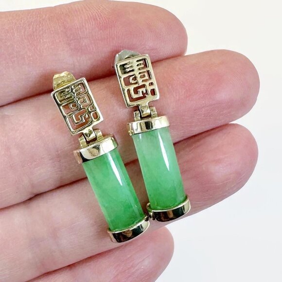 Vintage Earrings Jadeite: Gold Tone Green Stone Asian Characters Pierced - Picture 1 of 3